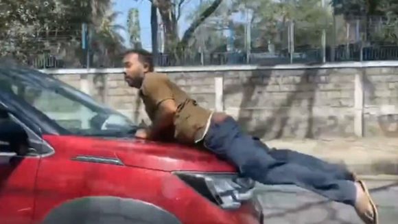 Viral Video: కారు బోనెట్‌పై ఆ వ్యక్తి.. ఏకంగా కిలోమీటర్లు వరకు, బాబోయ్ ఆపరా