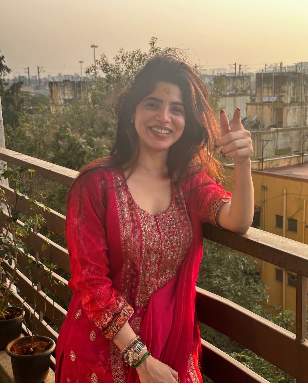 Divya Bharathi: రెడ్ చుడీదార్ లో సింపుల్ లుక్ లో ఆకట్టుకుంటున్న సుధీర్ బ్యూటీ!