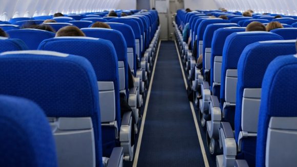 Flight Seats: విమానంలోని సీట్లు నీలం రంగులోనే ఎందుకు ఉంటాయి? రీజన్ ఇదే