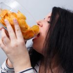 Salty Foods: రోజంతా చిప్స్ తినాలనిపిస్తోందా ? ఈ హార్మోన్ల మార్పులే కారణం కావచ్చు!