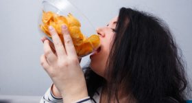 Salty Foods: రోజంతా చిప్స్ తినాలనిపిస్తోందా ? ఈ హార్మోన్ల మార్పులే కారణం కావచ్చు!