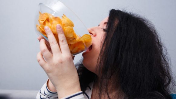 Salty Foods: రోజంతా చిప్స్ తినాలనిపిస్తోందా ? ఈ హార్మోన్ల మార్పులే కారణం కావచ్చు!