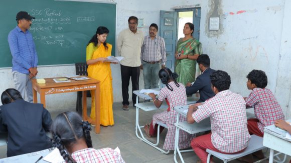 Hanumakonda Collector: విద్యార్థులకు పాఠ్యాంశాలను ఇన్నోవేటివ్‌గా బోధించాలి : కలెక్టర్ స్నేహ శబరీష్
