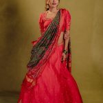 Hebah Patel: జడలో పువ్వులు,  లెహంగాతో ఆకట్టుకుంటున్న హెబ్బా పటేల్!