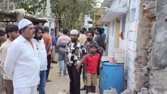 Kachiguda Cylinder Blast: సిలిండర్ బ్లాస్ట్.. ముక్కలైన ఇంటి పైకప్పు.. పెను ప్రమాదం నుంచి బయటపడ్డ కుటుంబం