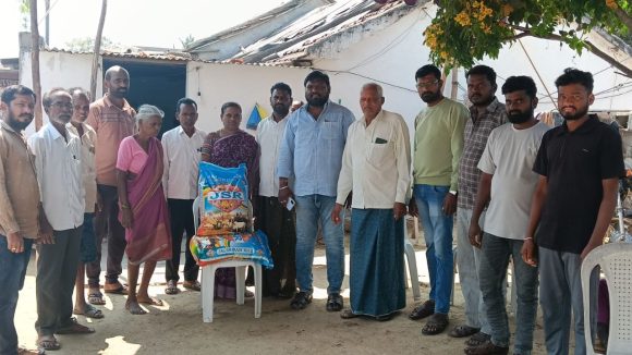 Madapur: మాట తప్పని యువ సర్పంచ్.. పేద కుటుంబానికి అండగా నిలిచిన శ్రీనివాస్