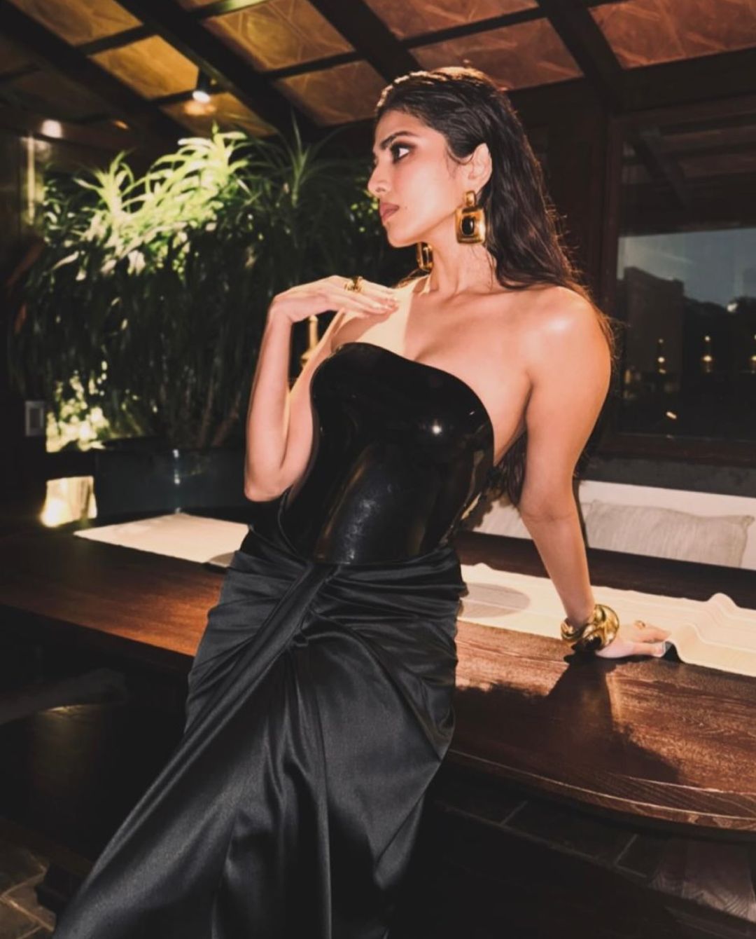 Malavika Mohanan: ట్రెండీ అవుట్ ఫిట్ లో మాళవిక అందాలు..
