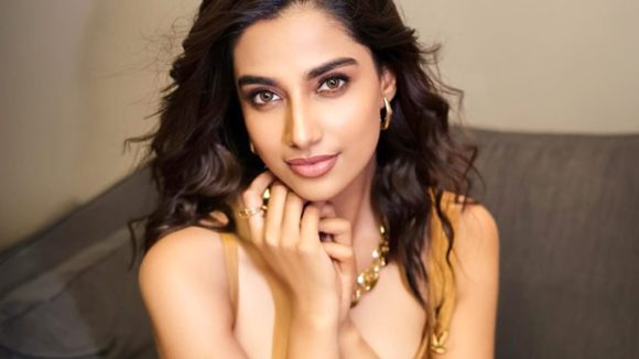 Meenaaksh Chaudary : మీనాక్షి చౌదరికి గోల్డెన్ ఆఫర్.. 100 కోట్ల సినిమాలో ఛాన్స్..!