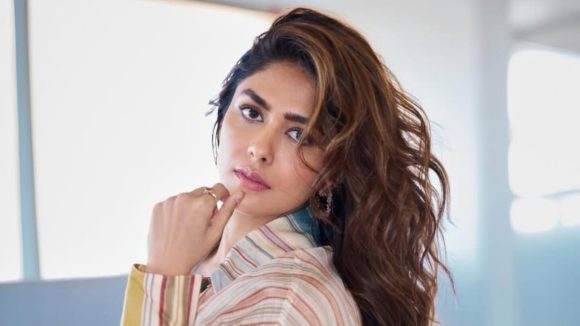 Mrunal thakur: దాని కోసం డైరెక్టర్ల వెంట పడక తప్పలేదు..ఊరికే స్టార్లు అయిపోరు: మృణాళ్