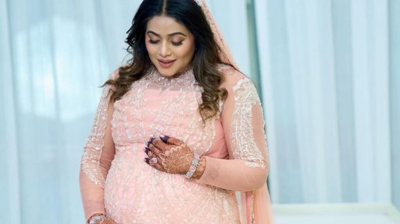 Actress Poorna: మళ్లీ తల్లి కాబోతున్న హీరోయిన్ పూర్ణ.. బేబీ బంప్ ఫోటోలు వైరల్!