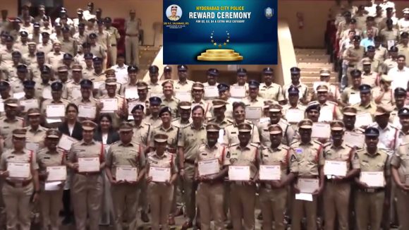 Police Rewards: పోలీసుల సేవలకు సజ్జనర్ పురస్కారం.. 1,446 మంది సిబ్బందికి రివార్డుల ప్రదానం!