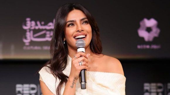 Priyanka Chopra: బాలీవుడ్ పై ప్రియాంక హాట్ కామెంట్స్.. తొక్కేసే ప్రయత్నాలంటూ!