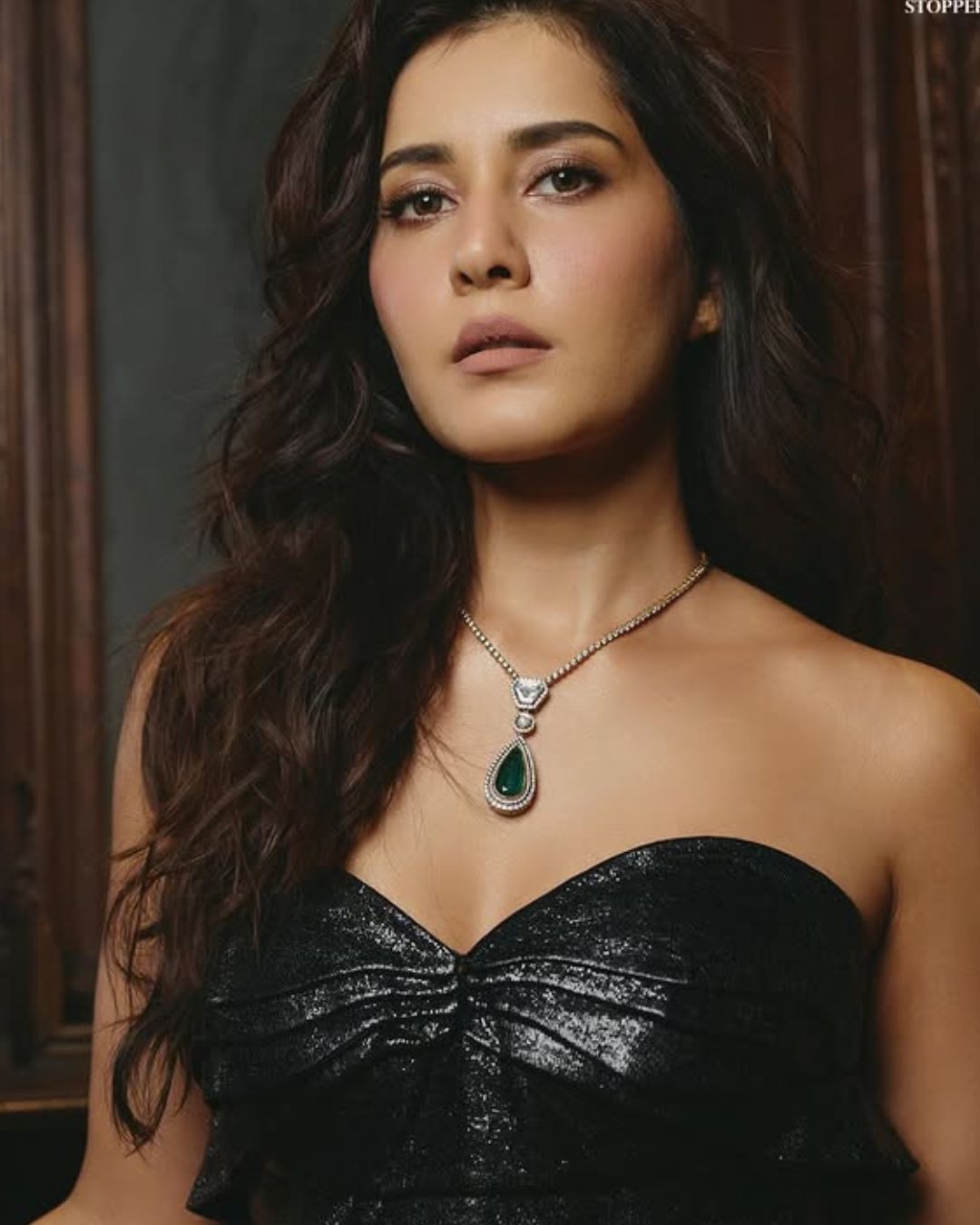 Raashii Khanna : బ్లాక్ డ్రెస్ లో మైండ్ బ్లాక్ చేస్తున్న రాశి.. కుర్రాళ్ళు ఏమైపోతారు..!