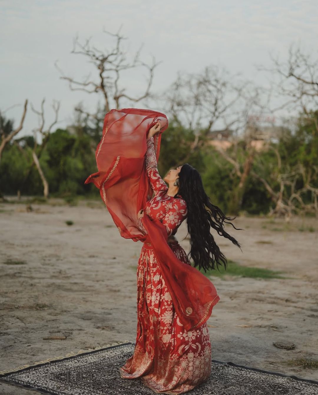 Rajisha Vijayan: ఎండిపోయిన చెట్ల మధ్య ఎర్రటి డ్రెస్ తో సెగలు పుట్టిస్తున్న బ్యూటీ!