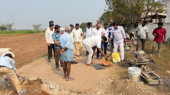 Madapur Village: మాట తప్పని సర్పంచ్.. గ్రామంలో రూ.20 లక్షలతో సీసీ రోడ్డు పనుల ప్రారంభం