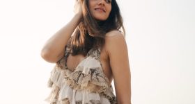 Simran Choudhary: బీచ్ సైడ్ అందాలతో హీట్ పుట్టిస్తున్న సిమ్రాన్ చౌదరి!