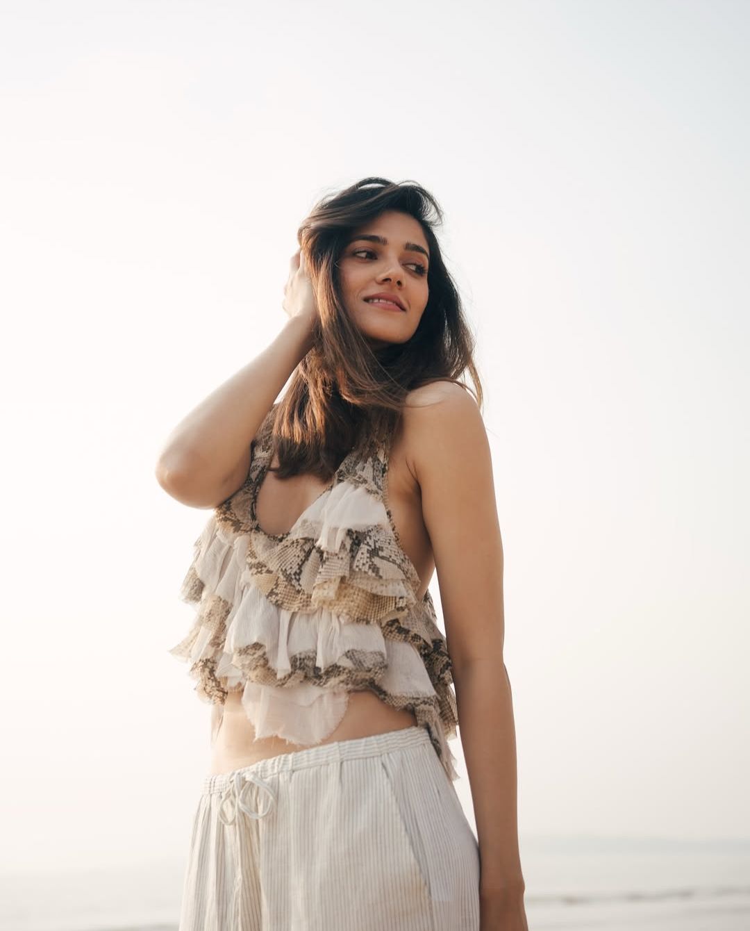 Simran Choudhary: బీచ్ సైడ్ అందాలతో హీట్ పుట్టిస్తున్న సిమ్రాన్ చౌదరి!