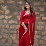 Sravanthi Chokarapu: ఎర్రచీరలో సెగలు పుట్టిస్తున్న స్రవంతి చొక్కారపు!