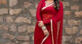 Sravanthi Chokarapu: ఎర్రచీరలో సెగలు పుట్టిస్తున్న స్రవంతి చొక్కారపు!