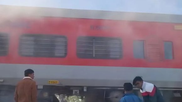 Swarna Nagari Express: స్వర్ణనగరి రైలులో మంటలు.. సిబ్బంది అలర్ట్, తప్పిన పెను ప్రమాదం