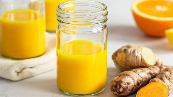 Beauty Drink: ఉదయాన్నే ‘టర్మరిక్ జింజర్ షాట్’ తాగితే చర్మం సహజంగా మెరిసిపోతుంది