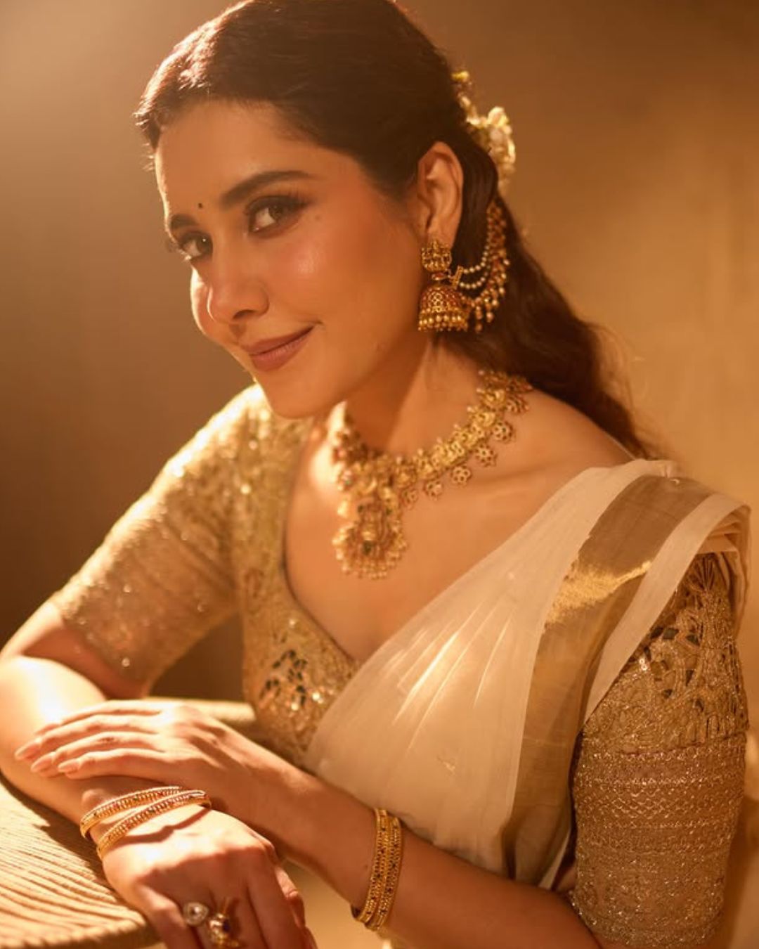 Raashii Khanna : చీరలో మెరిసిపోతున్న రాశి.. రాజకుమారిలా ఎంత అందంగా ఉందో..