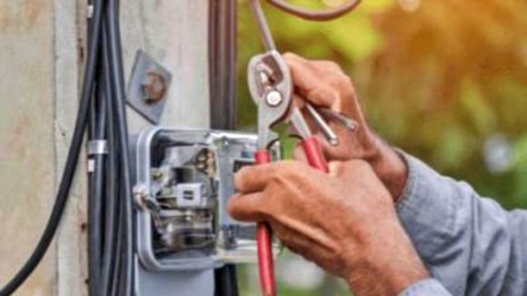 Viral News: హెల్మెట్ లేదని ఒకే రోజులో రెండుసార్లు ఫైన్.. పోలీస్ స్టేషన్ ఫ్యూజ్ పీకేసిన లైన్‌మెన్