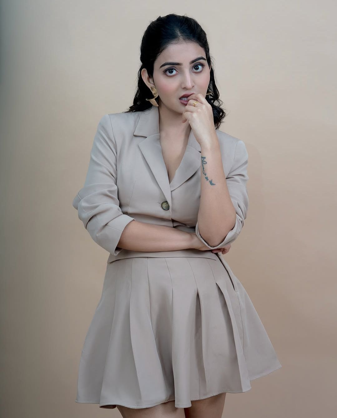 Ananya Nagalla: థైస్ అందాలతో రెచ్చగొడుతున్న అనన్య.. పైగా!