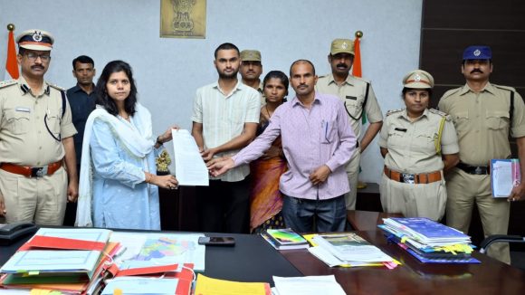 Nizamabad Collector: ఎక్సైజ్ కానిస్టేబుల్ సౌమ్య సోదరుడికి ప్రభుత్వ ఉద్యోగ నియామక పత్రం అందజేసిన కలెక్టర్  త్రిపాఠి