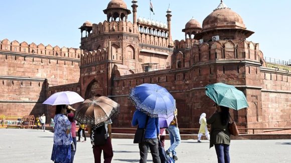 Delhi Bomb Threat: ఢిల్లీలో ఎర్రకోట, అసెంబ్లీల‌కు  బాంబు బెదిరింపులు.. గంటల తరబడి ముమ్మర తనిఖీలు