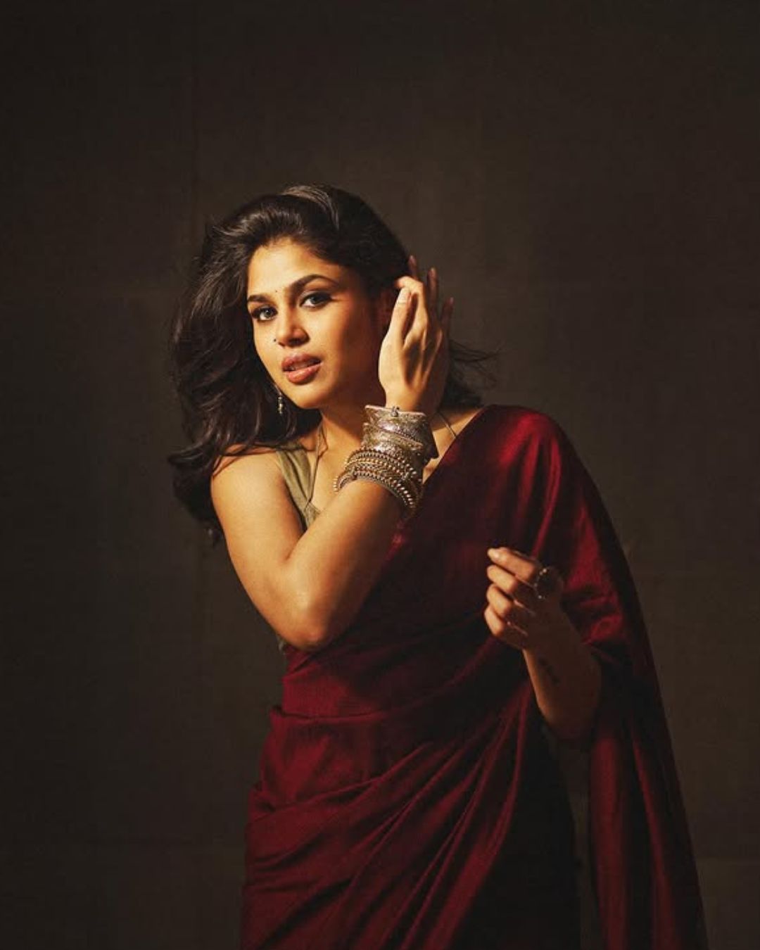 Faria Abdullah :  రెడ్ శారీలో మనసు దోచుకుంటున్న ఫరియా.. మైండ్ బ్లాక్ అవ్వాల్సిందే…