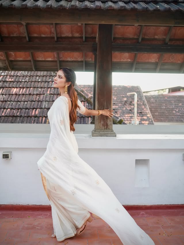 Malavika Mohanan (Source / Instagram) Malavika Mohanan Photo Gallery