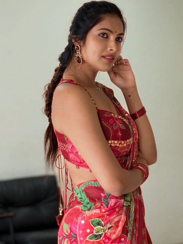 Divi Vadthya ( Source / Instagram) Divi Vadthya photo Gallery