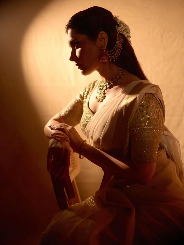 Raashii Khanna Photo Gallery