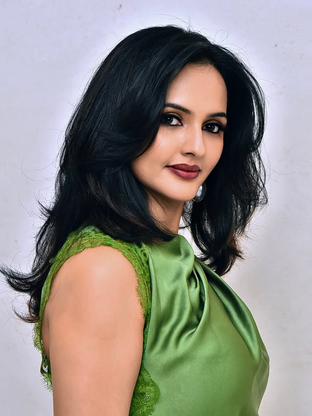 Jyothi Poorvaj ( Source : Instagram ) Jyothi Poorvaj photo Gallery