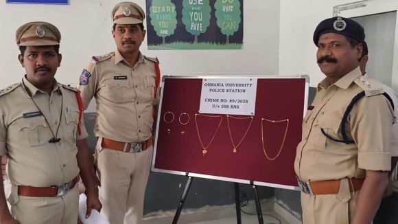 Gold Theft Case: పని చేస్తున్న ఇంటికే కన్నం వేసిన మహిళ.. 9.5 తులాల బంగారంతో జంప్..!