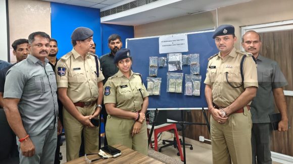 Hyderabad Police: కోఠి కాల్పుల కేసులో ఇద్దరు అరెస్ట్​.. నాటు తుపాకీ.. బుల్లెట్లు స్వాధీనం