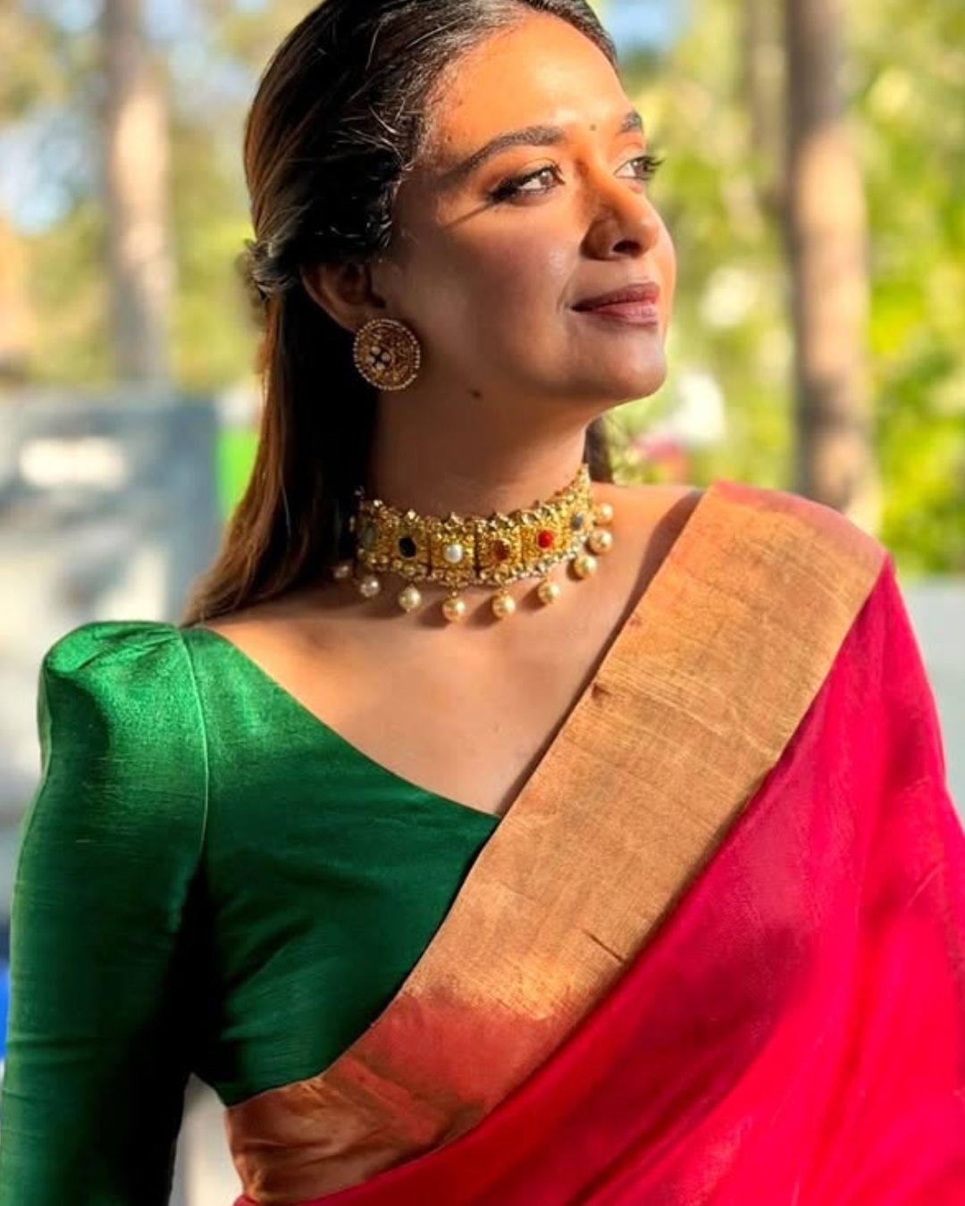 Keerthi Suresh : ఎర్ర చీరలో మెరిసిపోతున్న కీర్తి..   ఫ్యాన్స్ ఫిదా అవ్వాల్సిందే..