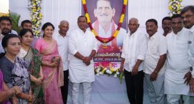 Nalgonda News: నిజాయితీ చాటుకున్న అంబులెన్స్  సిబ్బందికి ప్రశంసా పత్రాలు అందజేసిన నల్గొండ జిల్లా ఎస్పీ