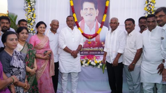 Komatireddy Venkat Reddy: బిగ్ టీవీ చైర్మన్ కుటుంబాన్ని పరామర్శించిన మంత్రి కోమటిరెడ్డి వెంకటరెడ్డి!