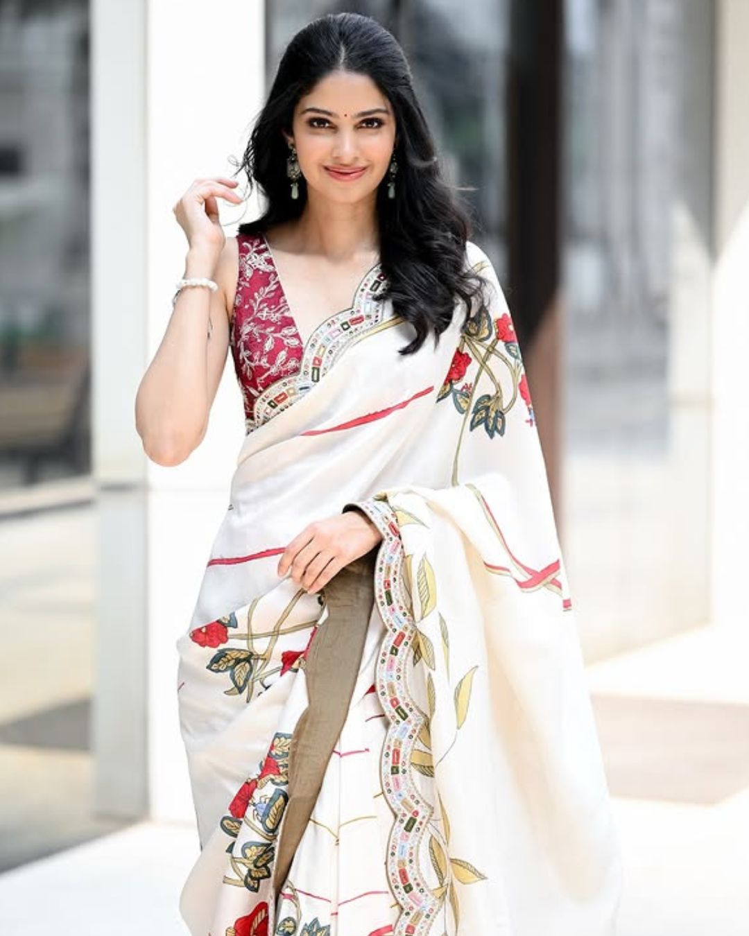 Manasa Varanasi : వైట్ శారీలో మెరిసిపోతున్న మానస.. చూపుతిప్పుకోవడం కష్టమే..