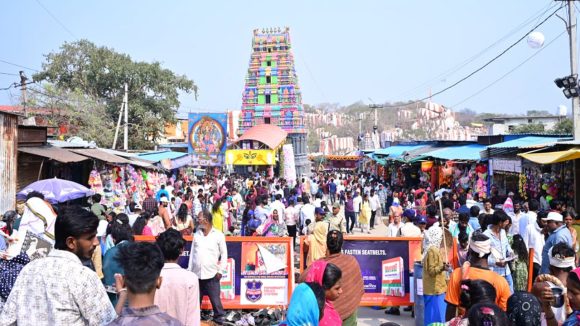 Medak News: కన్నుల పండువగా మహాశివరాత్రి వేడుకలు.. భక్తులతో కిక్కిరిసిన ఏడుపాయల జాతర!