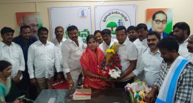 Yellampet Municipality: ఎల్లంపేట్ మున్సిపాలిటీ నూతన చైర్‌పర్సన్‌గా శ్రీదేవి రమేష్ బాధ్యతల స్వీకారం