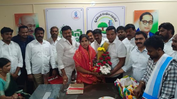 Yellampet Municipality: ఎల్లంపేట్ మున్సిపాలిటీ నూతన చైర్‌పర్సన్‌గా శ్రీదేవి రమేష్ బాధ్యతల స్వీకారం
