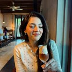 Mehreen Pirzada :  చేతిలో గ్లాస్ పట్టుకొని ఫోటోలకు మెహ్రీన్ పోజులు.. ఏముందబ్బా..