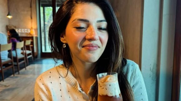 Mehreen Pirzada :  చేతిలో గ్లాస్ పట్టుకొని ఫోటోలకు మెహ్రీన్ పోజులు.. ఏముందబ్బా..