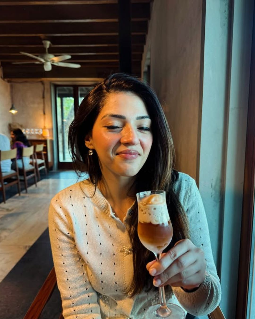 Mehreen Pirzada :  చేతిలో గ్లాస్ పట్టుకొని ఫోటోలకు మెహ్రీన్ పోజులు.. ఏముందబ్బా..