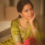 Mirnalini Ravi : చీరలో మెరిసిపోతున్న మృణాళిని రవి.. రెండు కళ్లు చాలట్లేదు…