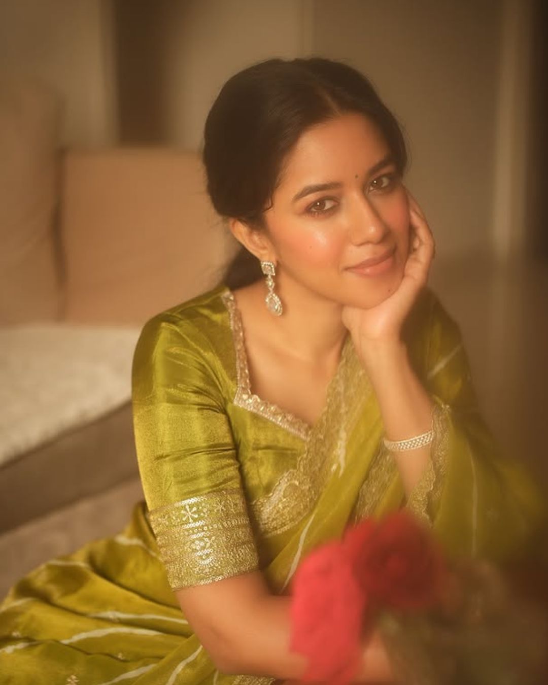 Mirnalini Ravi : చీరలో మెరిసిపోతున్న మృణాళిని రవి.. రెండు కళ్లు చాలట్లేదు…