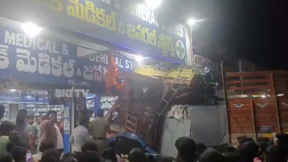 Road Accident: నల్లగొండ జిల్లాలో లారీ బీభత్సం.. మెడికల్ షాపులోకి దూసుకెళ్లిన వాహనం.. స్పాట్‌లో ఒకరు మృతి